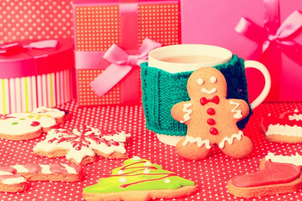 Ev yapımı gingerbread çerezleri ve hediyeler — Stok fotoğraf