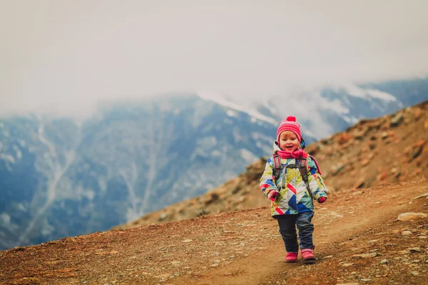 Liten flicka vandrar i bergen, barn resa — Stockfoto