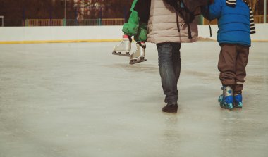 kış kar buz pateni çocuklar ile anne