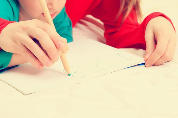 Mani di madre e figlio numeri di scrittura — Foto Stock