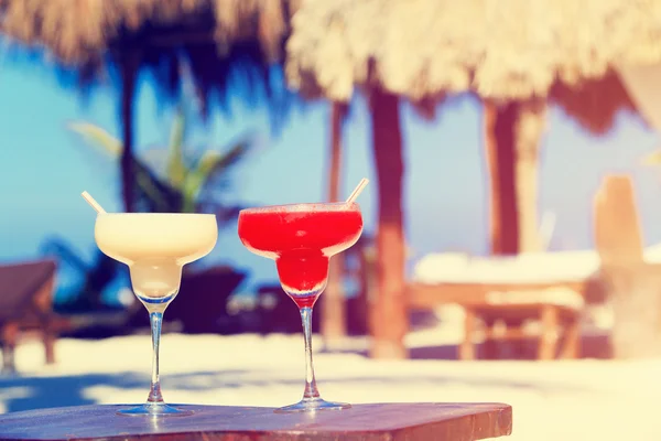 在豪华热带沙滩上的两个鸡尾酒 — 图库照片