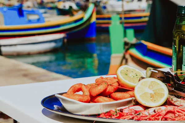 Plato de pescado servido en el restaurante mediterráneo — Foto de Stock