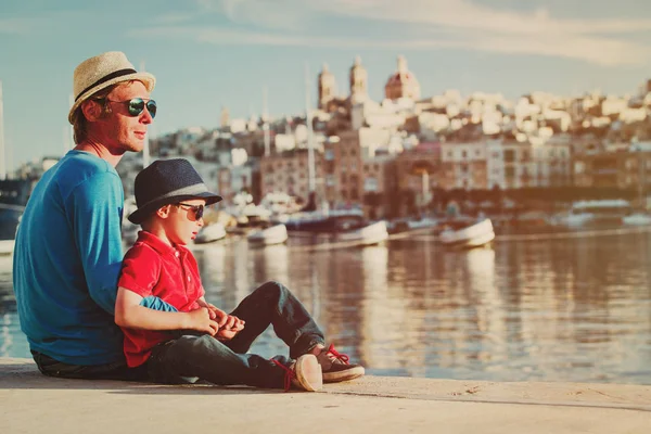 Apa és fia látszó-on város-Valetta, Málta — Stock Fotó