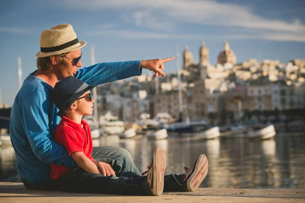 Pai e filho olhando para a cidade de Valetta, Malta — Fotografia de Stock