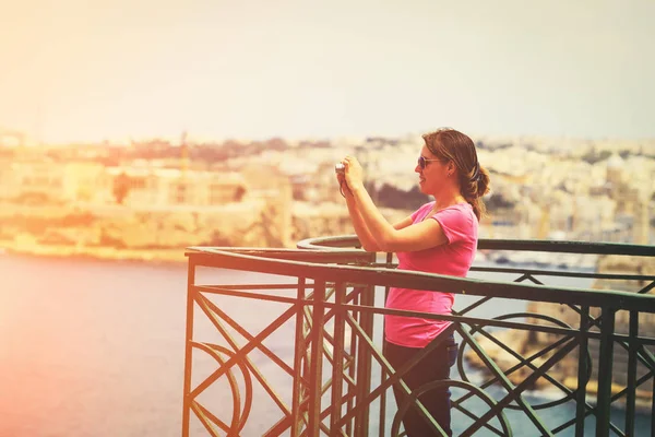 Turista haciendo foto de La Valeta, Malta, concepto de viaje — Foto de Stock