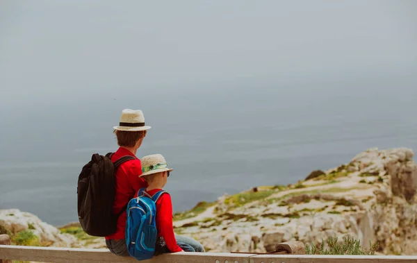 Voyage en famille père et fils randonnée avec sac à dos en montagne — Photo