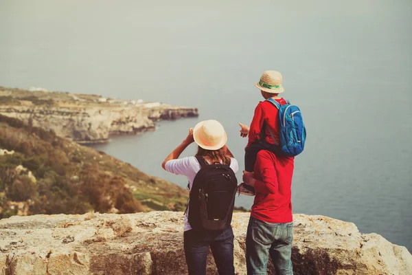 doğal dağlarda hiking küçük çocuk ile aile