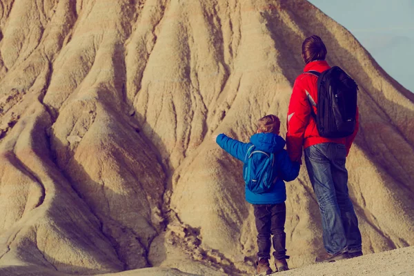 Baba ve oğul manzaralı dağlarında seyahat