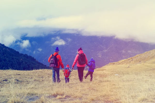冬山中徒步旅行的两个小孩的家庭 — 图库照片