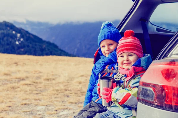 小男孩和女孩乘汽车在山 — 图库照片