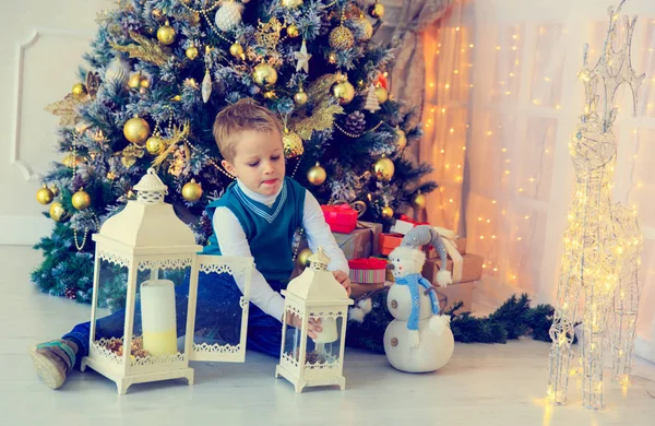 Μικρό αγόρι προετοιμασία για Χριστουγεννιάτικη διακόσμηση σαλονιού — Φωτογραφία Αρχείου