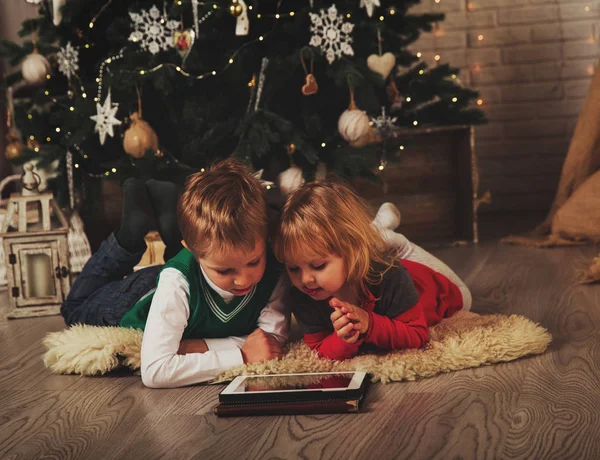 Σύγχρονη τεχνολογία - επιφάνεια αφής επιλέγοντας χριστουγεννιάτικα δώρα για παιδιά — Φωτογραφία Αρχείου