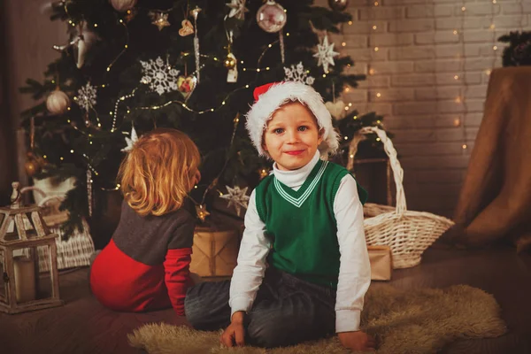 Μικρό αγόρι και κορίτσι διακόσμηση του Χριστουγεννιάτικου δέντρου — Φωτογραφία Αρχείου