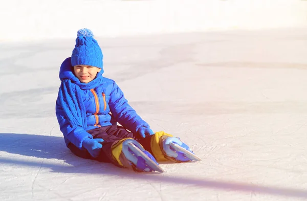 Mignon petit garçon apprendre à patiner en hiver — Photo
