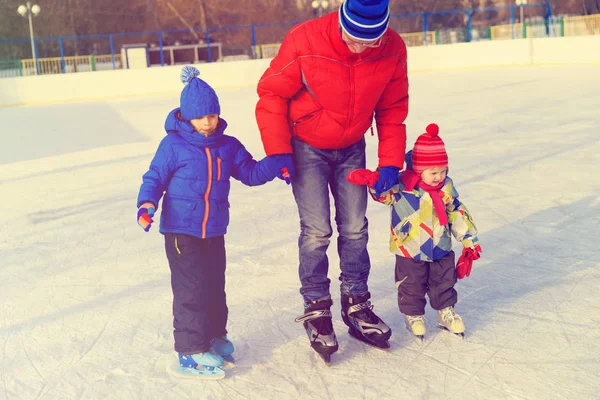 Отец с двумя детьми катается зимой — стоковое фото