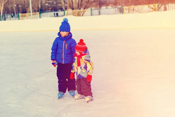 Little boy and girl skating together — Stock Photo, Image