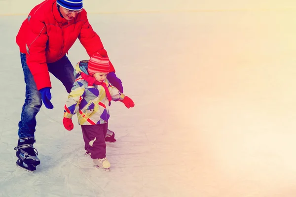 Apja tanítás télen korcsolyázni a kislányom — Stock Fotó