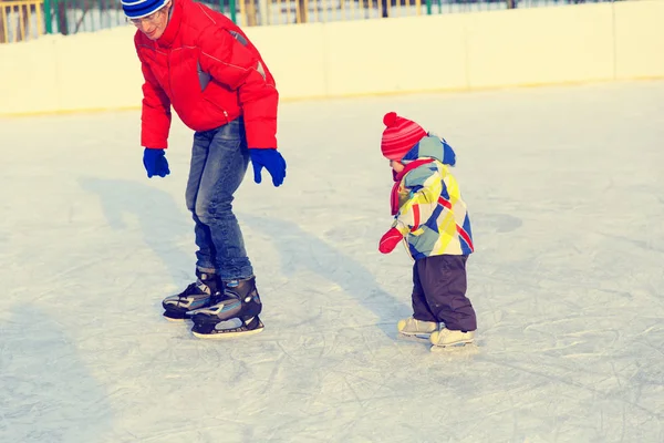 Far undervisning lilla dotter att åka skridskor på vintern — Stockfoto