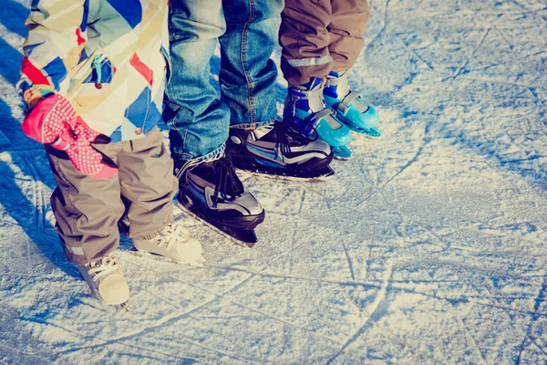 Apa, két gyerek, télen korcsolyázás — Stock Fotó