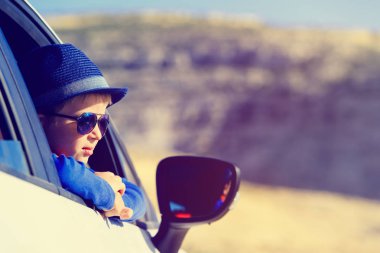 mutlu küçük çocuk doğada araba ile seyahat