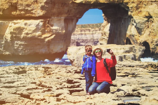 Family travel- father and son taking photos in Gozo island, Malta — Stock Photo, Image