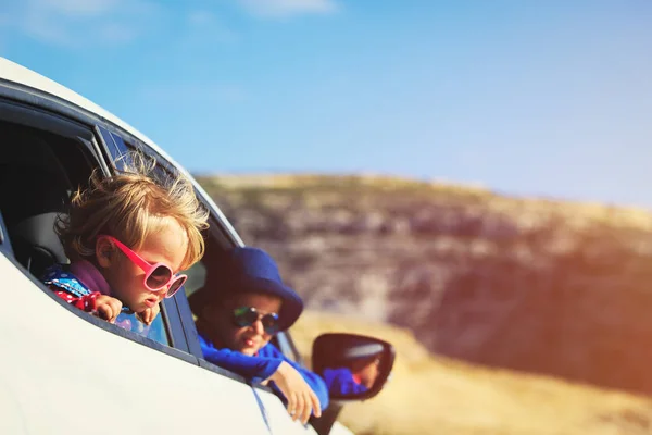 Happy little boy and girl travel by car in mountains — Stock Photo, Image