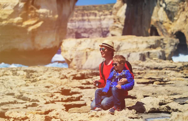 Familjens resa-far och son att ta foton i ön Gozo, Malta — Stockfoto