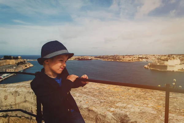 Niño pequeño viajar en Malta, Europa — Foto de Stock