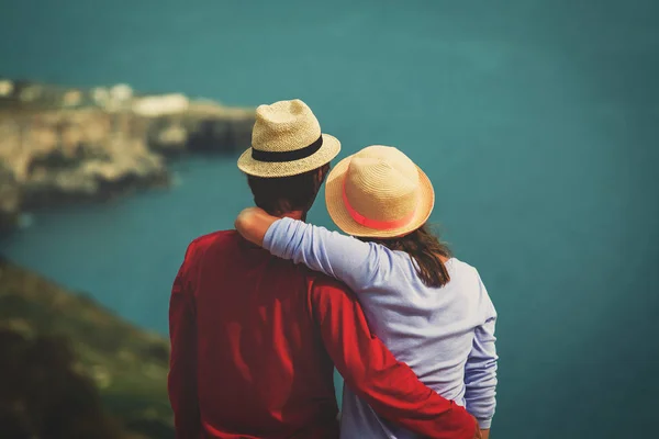 Viajes románticos - feliz joven pareja amorosa en vacaciones de mar —  Fotos de Stock