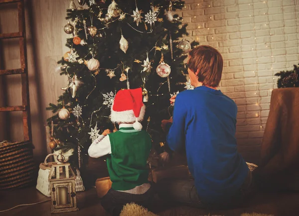 Πατέρας και γιος στολίζουν χριστουγεννιάτικο δέντρο — Φωτογραφία Αρχείου