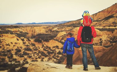 Baba ile oğlu ve kızı seyahat manzaralı dağlarında