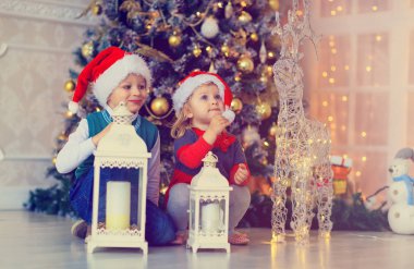 Küçük erkek ve kız için bekleyen sunar döşenmiş oturma odasında