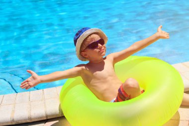 mutlu küçük çocuk havuzda eğleniyor