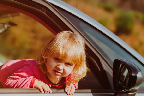 Szczęśliwa dziewczynka podróż samochodem — Zdjęcie stockowe