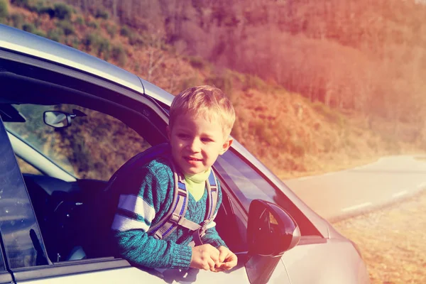 Mutlu küçük çocuk doğada araba ile seyahat — Stok fotoğraf