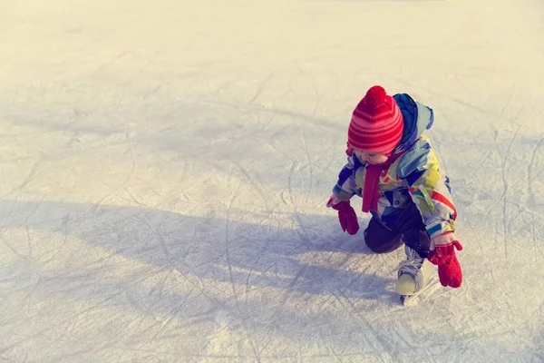 Boldog aranyos kislány tanulni korcsolyázni télen — Stock Fotó