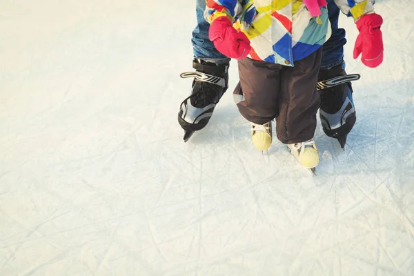 Apja és a kicsi lányom lábak télen korcsolyázni a tanulás — Stock Fotó