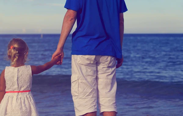 Pai e filha de mãos dadas na praia — Fotografia de Stock