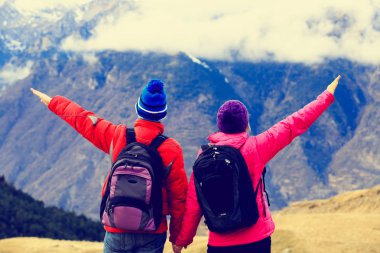 mutlu çift doğal dağlarda hiking
