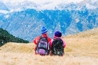 mutlu turist çift dağlarda hiking