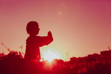 günbatımı huzur ve yoga antrenmanda