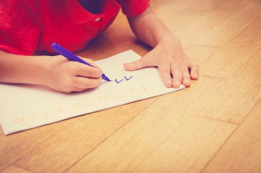 küçük çocuk sayıları yazmak öğrenme