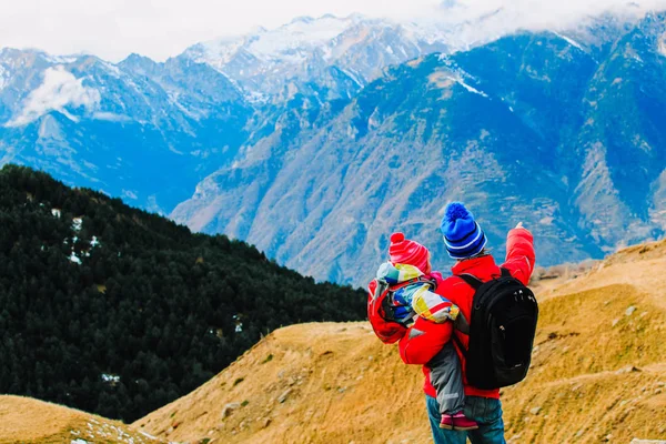 父亲和小女儿在冬天山旅行 — 图库照片