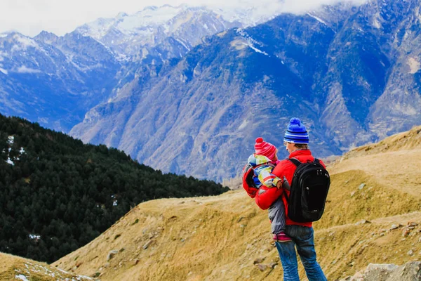 Far och dotter resa i vintern berg — Stockfoto