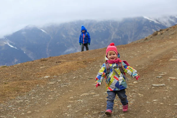 家庭冬季旅游-小女孩和男孩在山里徒步旅行 — 图库照片
