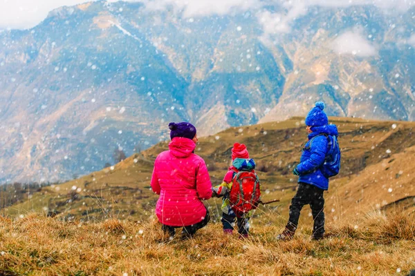 Mère et deux enfants voyagent dans les montagnes d'hiver — Photo