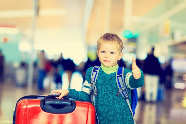 Liten pojke älskar resor på flygplatsen — Stockfoto