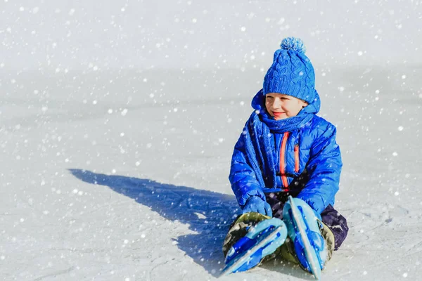 Χαριτωμένο μικρό αγόρι που μαθαίνει να κάνει πατινάζ το χειμώνα — Φωτογραφία Αρχείου