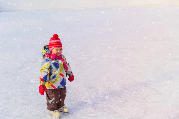 Linda niña aprender a patinar en invierno — Foto de Stock