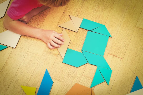 Lära matematik - liten pojke leker med pussel — Stockfoto